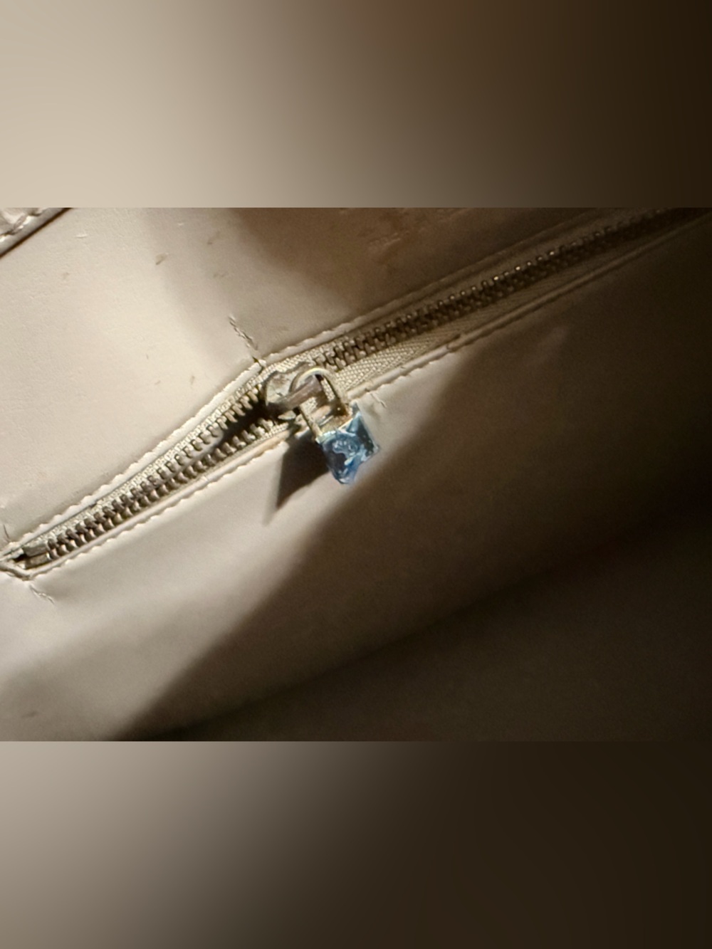 LOUIS VUITTON VERNIS HOUSTON TOTE - Picture 15 of 17